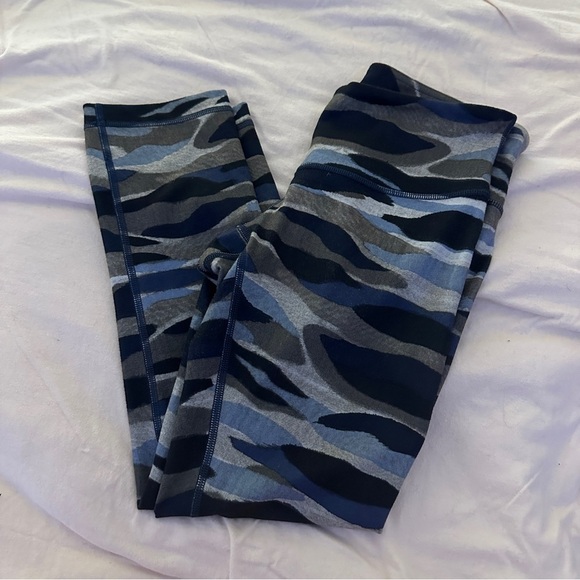 Lululemon Lululemon Wunder Under Crop III Mini Coast Camo Deep Navy size 6 - Picture 7 of 8